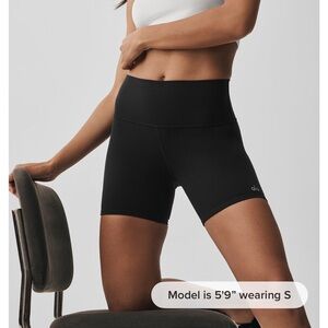 ALO Yoga 5” airbrush Black Bike Shorts